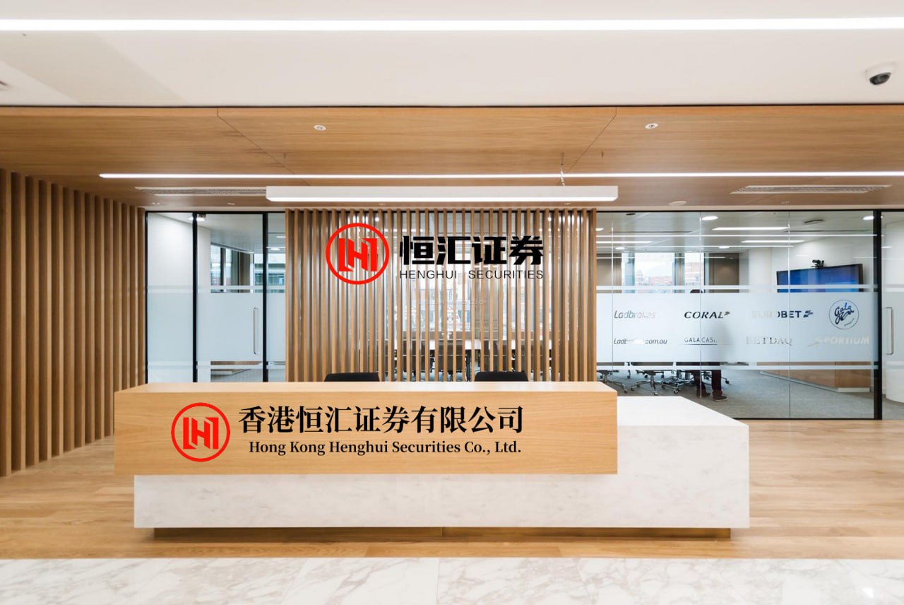 豪极配资官网 哲思万象集：芒格：守不住财富，是因为你太想证明自己有最近翻看查理芒格百岁前的最后专访，最让我震撼的不是他赚了多少钱，而是他对他那栋住了70年的老房子的坚持。	贝基问他，明明有条件换更好的住所，为...